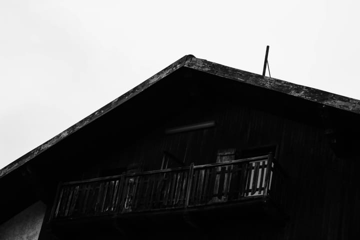 Casa de madera en tonos grises